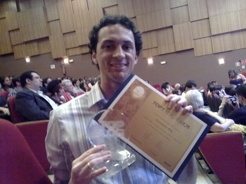 Marcos Lemos com troféu e certificado TopBlog Brasil 2011