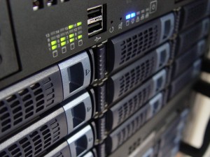 Imagem de um conjunto de servidores dedicados encaixados em um rack em um Datacenter